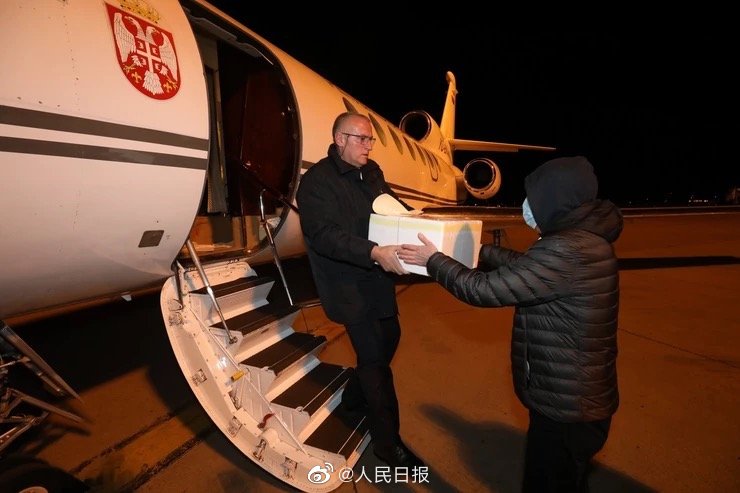 首批中国援助物资运抵塞尔维亚