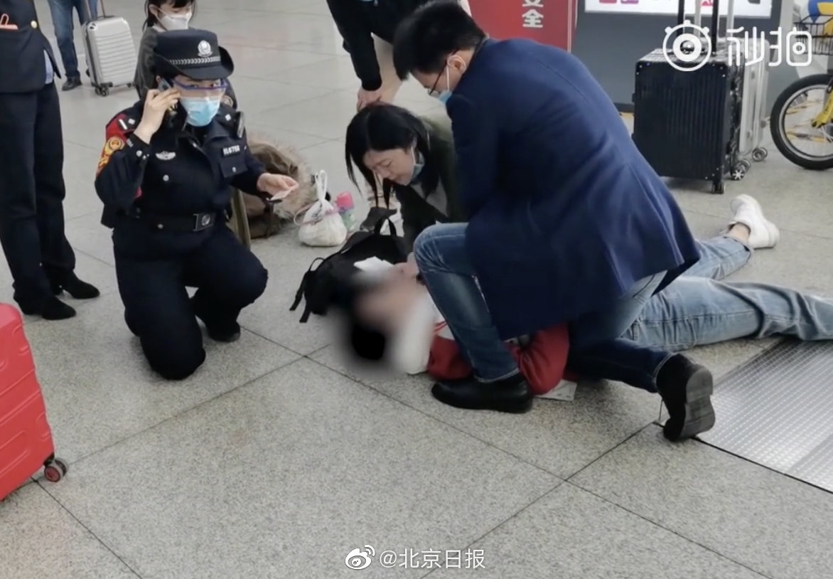 女医生为心脏骤停男子人工呼吸